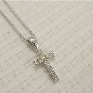 Silver cross ✝️ pendant necklace